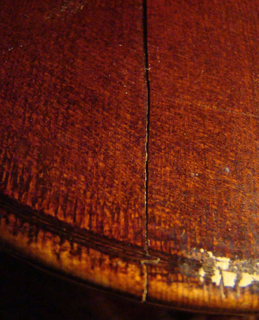 Riss bei einer Geige unter dem Kinnhalter