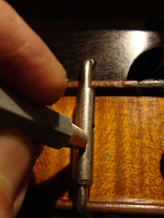 Kinnhalterschrauben anziehen