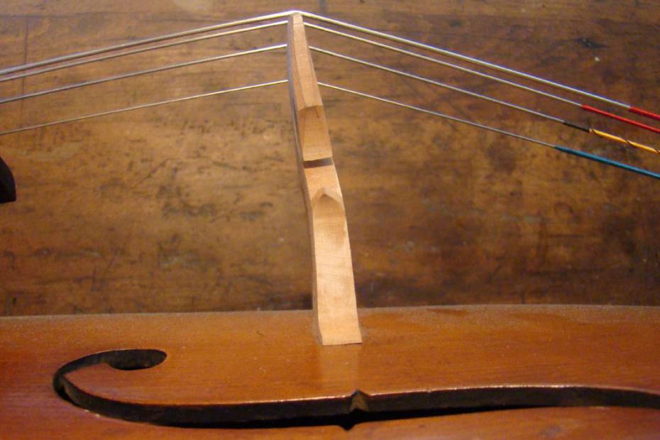 Ein verzogener Cellosteg kann gerichtet werden